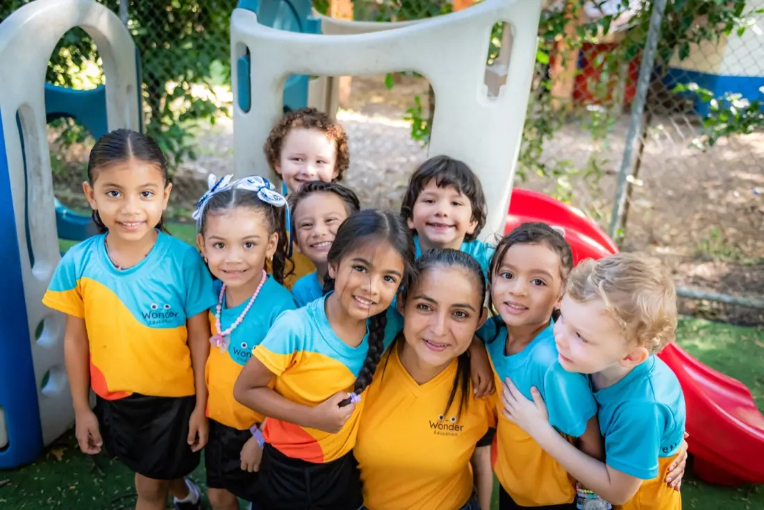Volunteer with children in Costa Rica